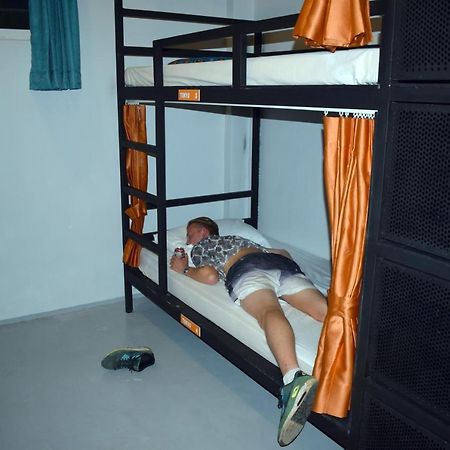 Revolution Siem Reap Hostel ภายนอก รูปภาพ