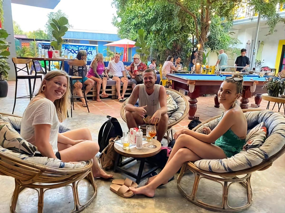 Revolution Siem Reap Hostel ภายนอก รูปภาพ