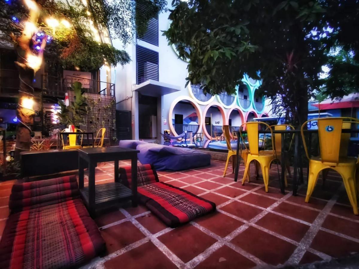 Revolution Siem Reap Hostel ภายนอก รูปภาพ