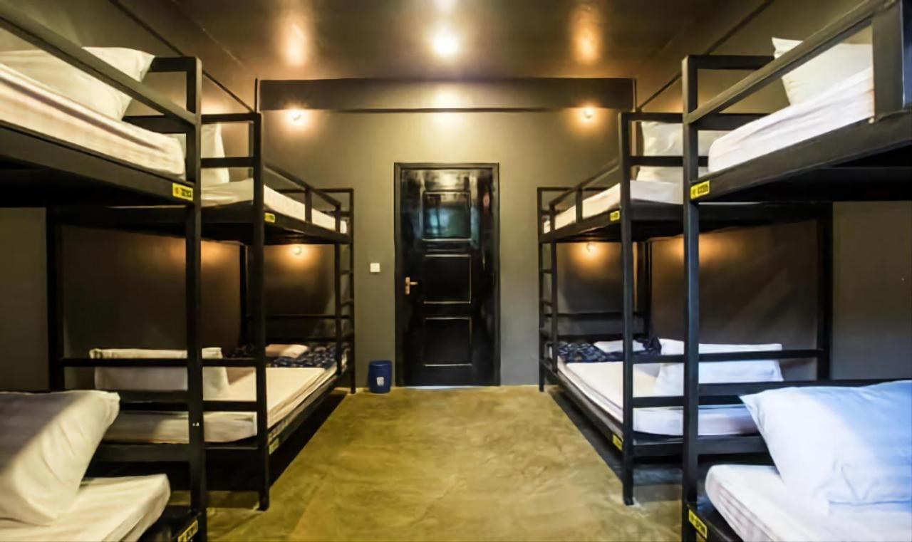 Revolution Siem Reap Hostel ภายนอก รูปภาพ