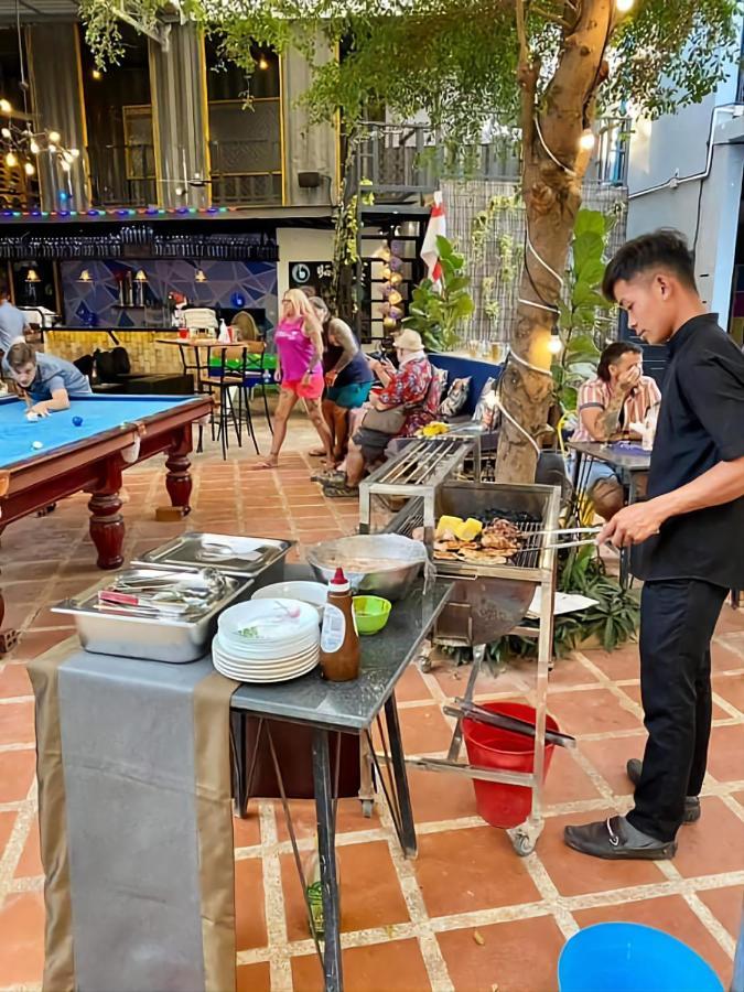 Revolution Siem Reap Hostel ภายนอก รูปภาพ