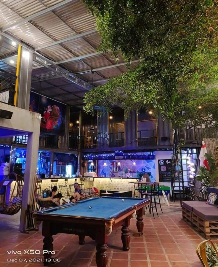 Revolution Siem Reap Hostel ภายนอก รูปภาพ