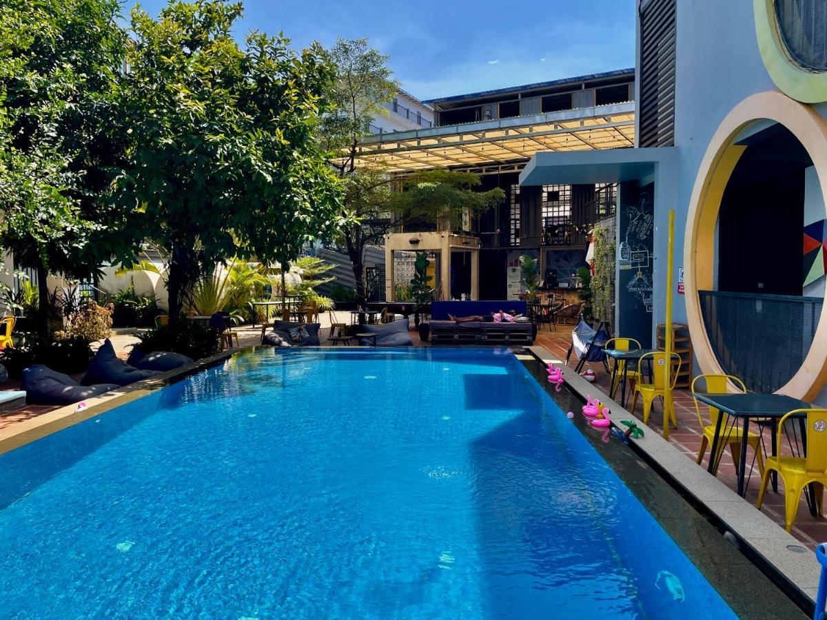 Revolution Siem Reap Hostel ภายนอก รูปภาพ