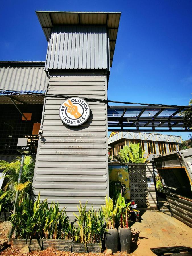 Revolution Siem Reap Hostel ภายนอก รูปภาพ