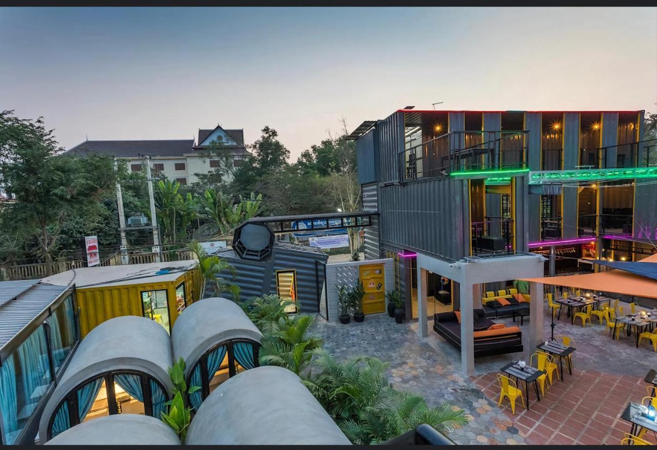 Revolution Siem Reap Hostel ภายนอก รูปภาพ