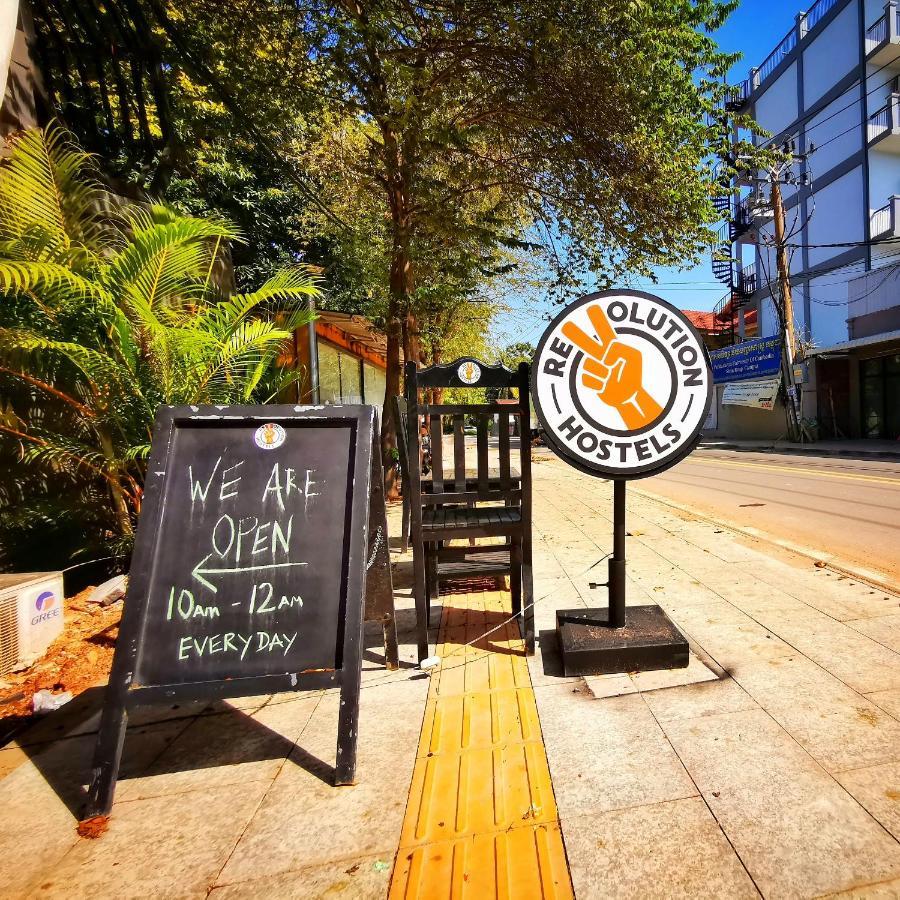 Revolution Siem Reap Hostel ภายนอก รูปภาพ